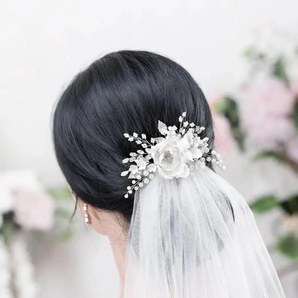 NWOT - Silk Flower Bridal Hairpiece - Bridal Hair Comb - White and Silver - Picture 2 of 4